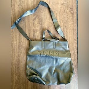 DKNY WOMEN’s SILVER SHOULDER BAG